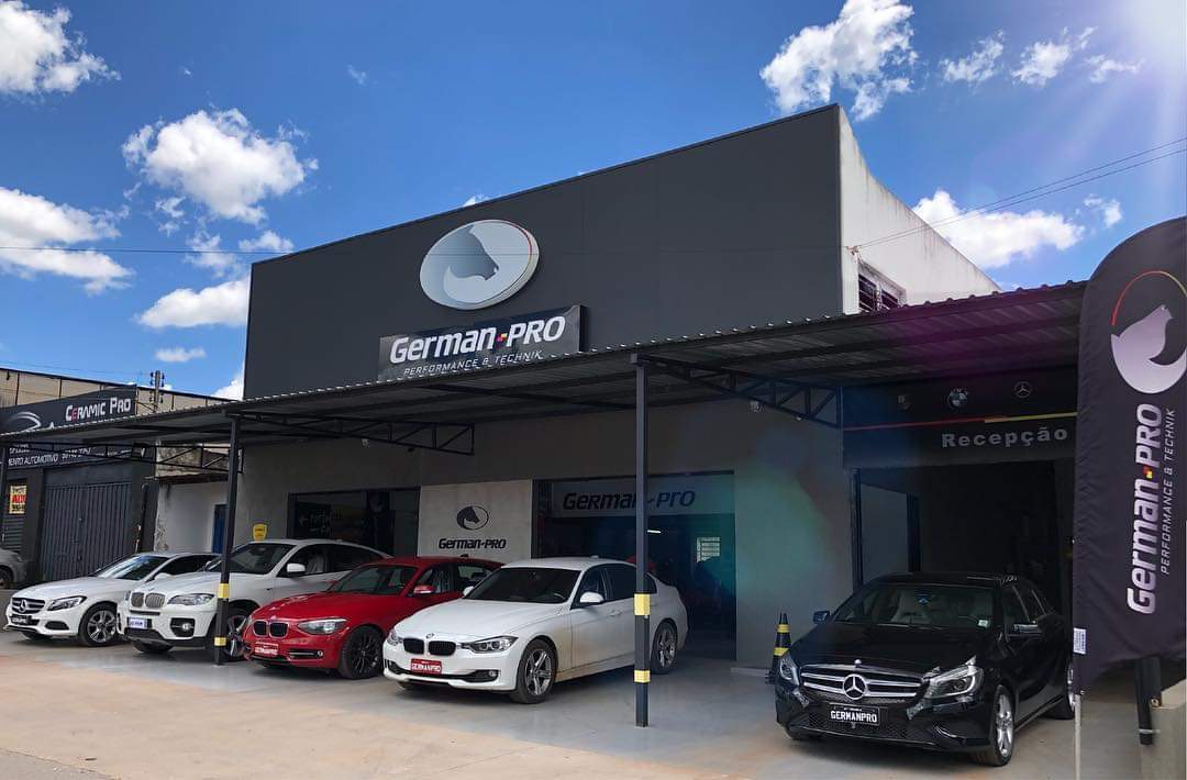 Fachada da German PRO em Brasília com carros premium