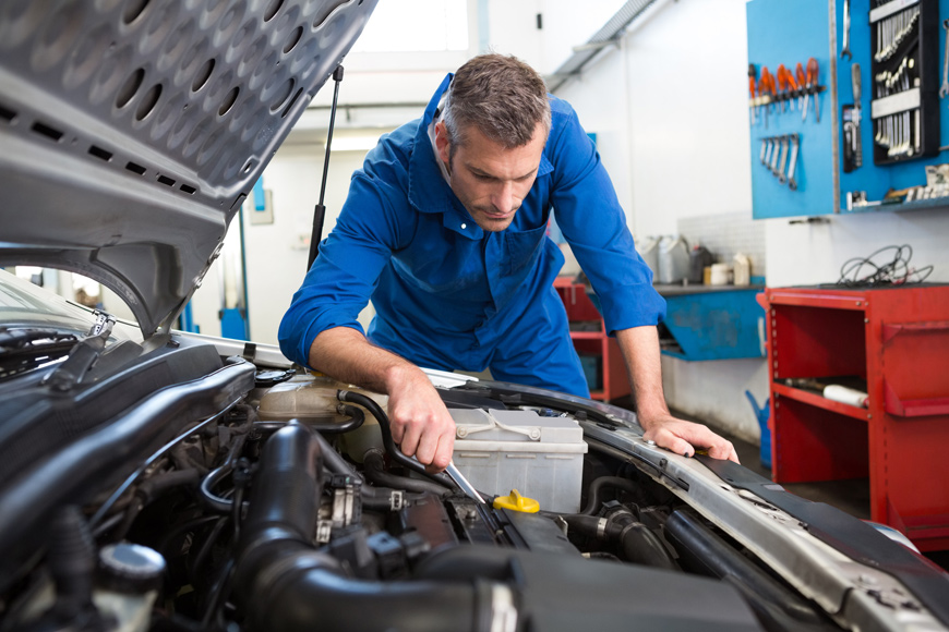 Técnico especializado avaliando o motor