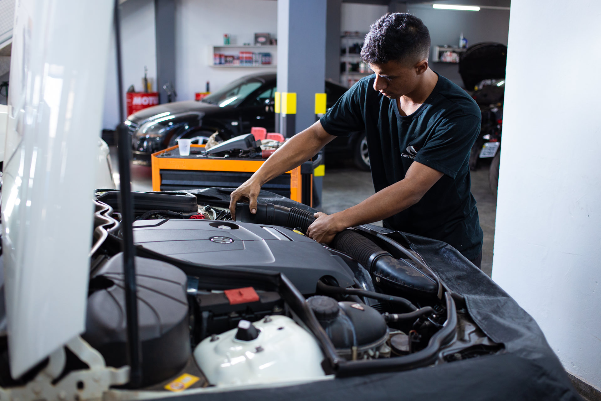 Técnico German PRO trabalhando em um motor
